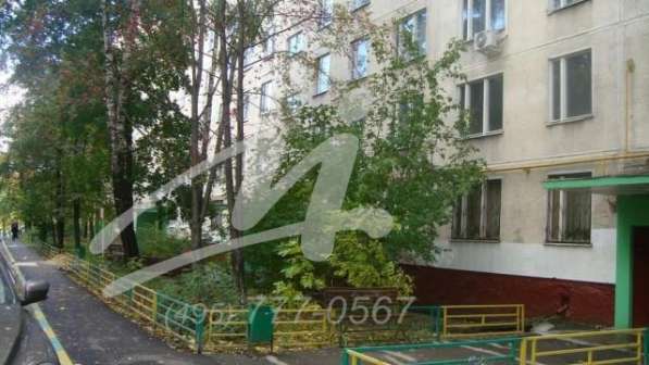 Продам двухкомнатную квартиру в Москве. Жилая площадь 44 кв.м. Этаж 2. Дом панельный. 