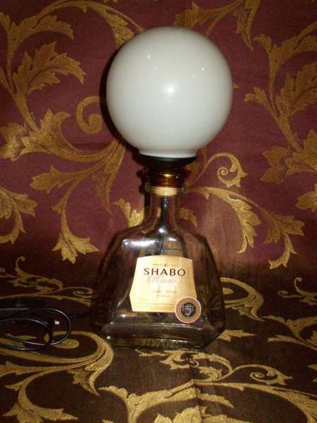 Оригинальный дизайнерский настольный светильник из бутылки в фото 5