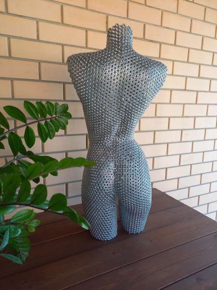 Скульптура девушки из гаек в Белгороде фото 7