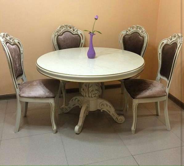 Обеденный стол со стульями