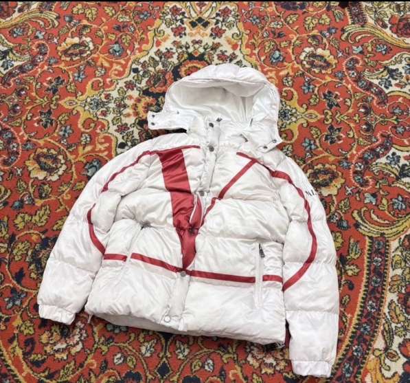 Пуховик Valentino x moncler в Москве фото 3