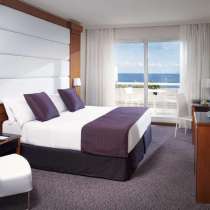 Отель четыре звезды, в одной минуте от пляжа, в Ситжес, в Санкт-Петербурге