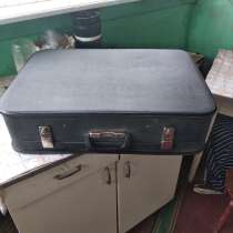 Продам чемодан в хорощем состоянии 500 руб, в г.Луганск