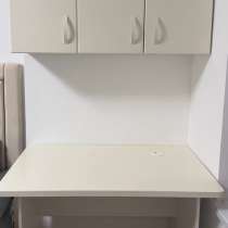 Мебель, стол письменный и навесной шкаф, в Москве