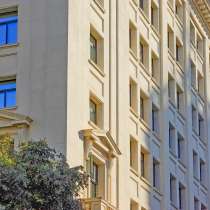 Три больших здания в Барселоне, в Санкт-Петербурге