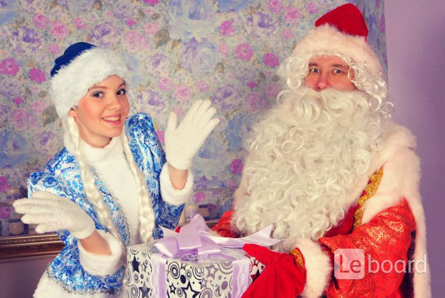 Как выглядит дедушка мороз и снегурочка. Приглашение к деду морозу. Дед мороз и снегурочка красивые. Костюм деда мороза и снегурочки. Снегурочка приглашает деда мороза.