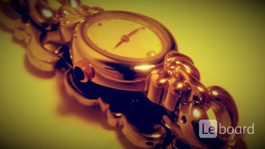 Авито казань часы. Часы с браслетами на руке женские. Красивый вид часы коньяк.