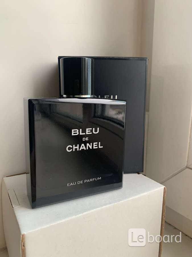 Bleu de chanel москва. Мужские духи Шанель три штуки в коробке. Bleu de Chanel фото в руке.